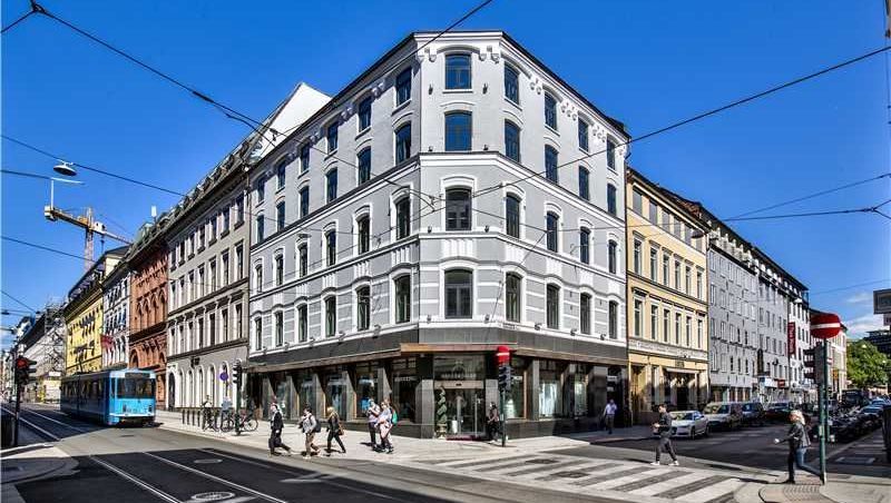 Blå elektrisk hammer borer i betonggulv.
